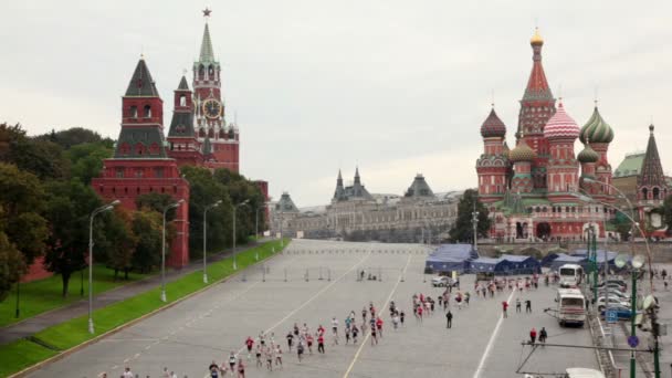 人在 vasilevsky 人后裔在 xxx 莫斯科国际和平马拉松上运行 — 图库视频影像