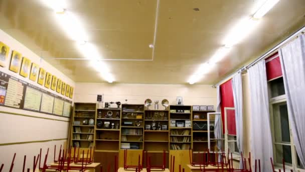 Krzesła w tabelach wewnątrz puste fizyka szkoła Klasa — Wideo stockowe