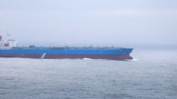 Tanker schip achtergelaten door cruise liner — Stockvideo