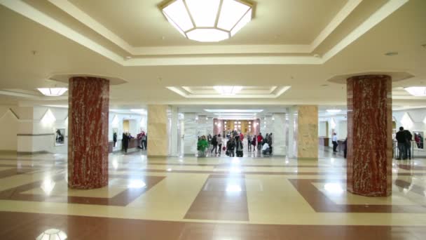 Personnes dans le hall de la bibliothèque de l'Université d'Etat de Moscou — Video