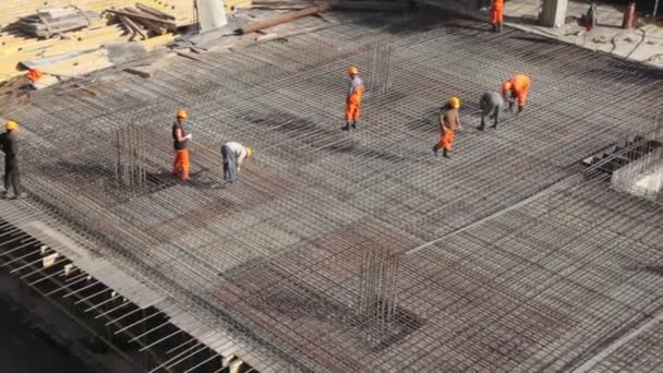 Trabajadores construyendo marco metálico en el lugar del edificio — Vídeo de stock