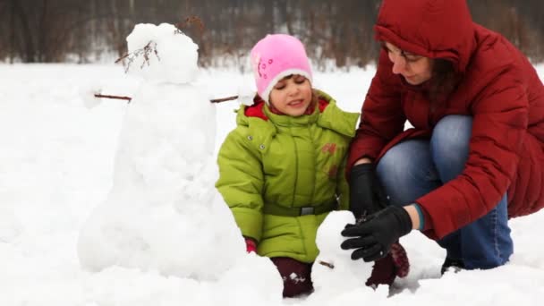 Mãe com filha fazer pequeno boneco de neve — Vídeo de Stock