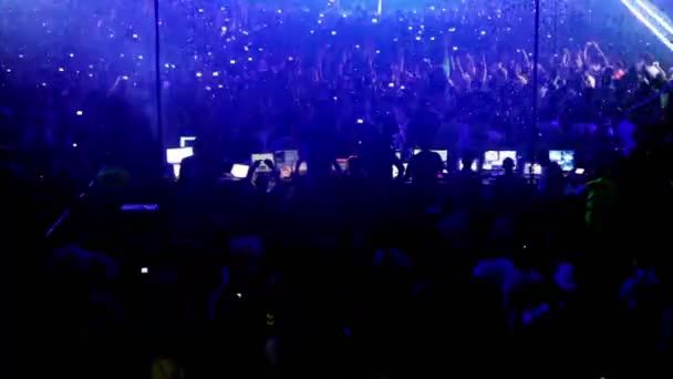 Viele Menschen bei Rave-Party in großer überfüllter Halle — Stockvideo