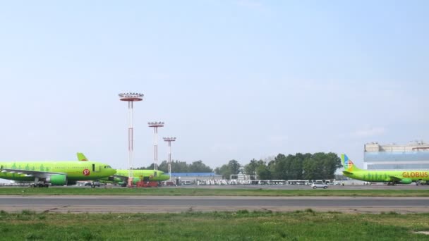 Dos aviones de las aerolíneas S7 están en el campo en el aeropuerto de Domodedovo — Vídeos de Stock