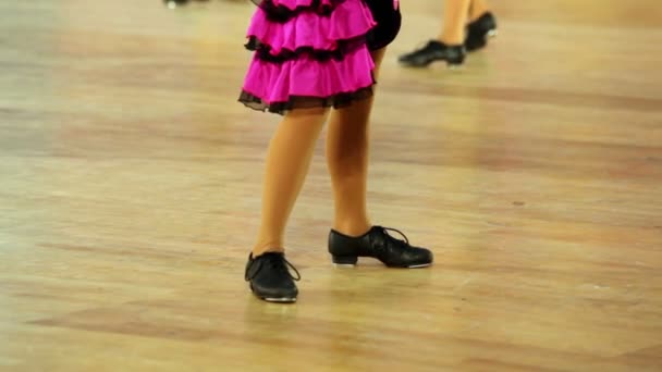 Chica en zapatos con grifos y falda rosa claqué danza — Vídeos de Stock