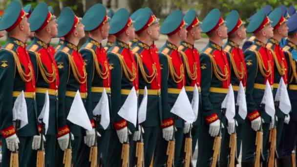 Soldados se quedan en fila y levantan rifles en ceremonia de colocación de la corona — Vídeos de Stock
