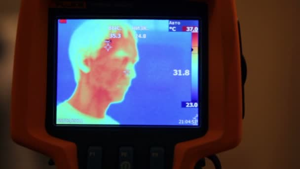 Cámara de imagen térmica de mano, rostro humano en pantalla, mano, hombre abre la boca — Vídeo de stock
