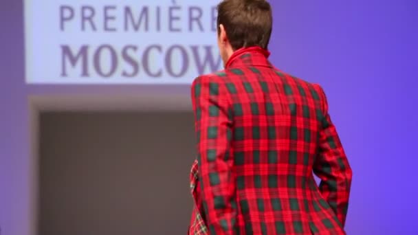 Man wear checkered suit from Slava Zaytzev walk the catwalk — Stock Video