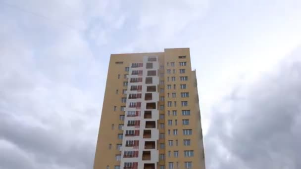 Day replaces night on background of house and sky — Stock Video