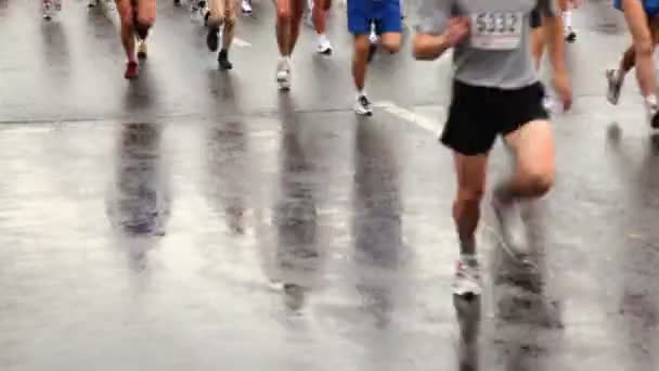 Mucha gente corriendo piernas en XXX Maratón Internacional de la Paz de Moscú — Vídeo de stock