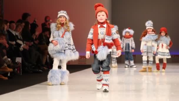 Garçon en vêtements d'hiver et casquette rouge avec pompon de la collection Mayoral — Video