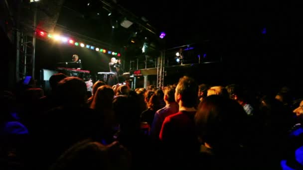 Cantante Tatyana Zykina en el escenario con músico en concierto por la noche — Vídeo de stock