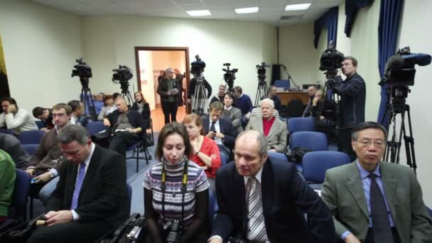 Russische en buitenlandse journalisten wachten vergadering van voorzitter van de Federatie Raad s.m. mironov — Stockvideo