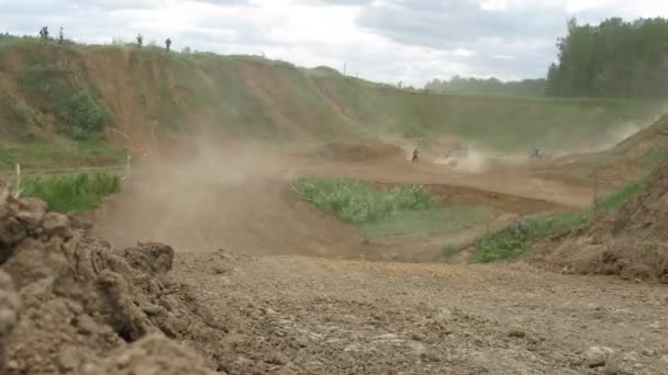 Raiders run in dust clouds during enduro race — Stock Video