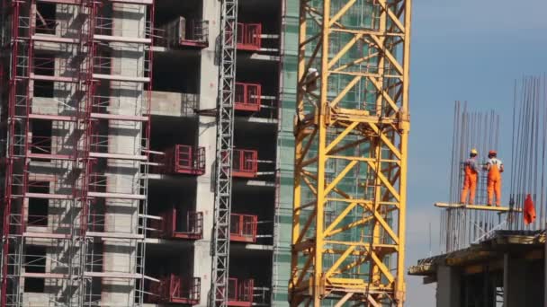 Два строителя на металлической каркасной колонне — стоковое видео