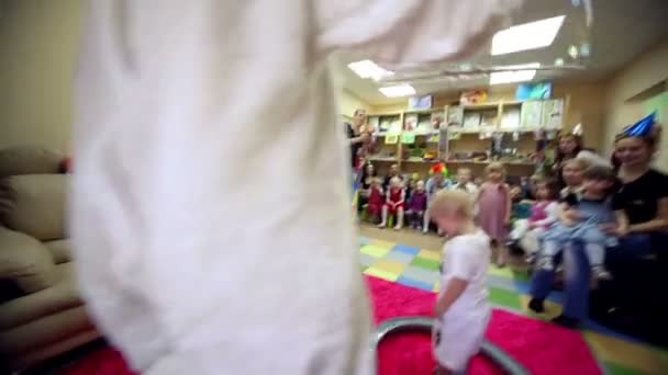 Palyaço doğum günü kutlama kulüp tema içinde çocuğa büyük balonu yapar — Stok video