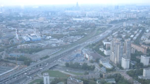 Autó megy a harmadik közlekedési gyűrű korai a reggel, defocused — Stock videók