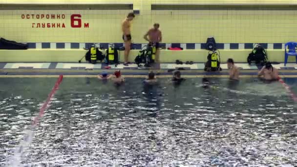 Coach et groupe de plongée en piscine — Video
