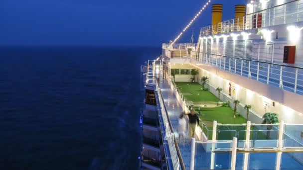 Golfplatz auf dem Deck eines Kreuzfahrtschiffes am Abend, Zeitraffer — Stockvideo