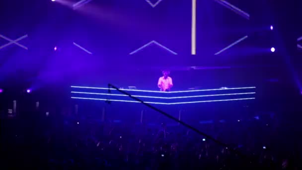 Populär holländsk dj armin van buuren på scenen — Stockvideo