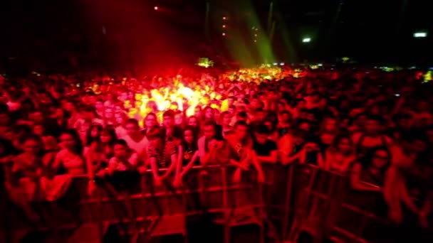 Jovens estão atrás de esgrima na festa rave — Vídeo de Stock