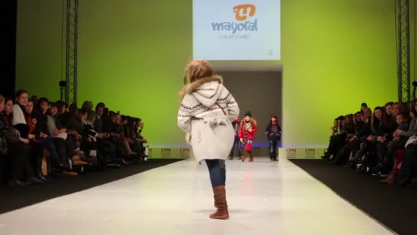 Twee meisjes komen in de winterkleren uit burgemeesterswoning collectie — Stockvideo