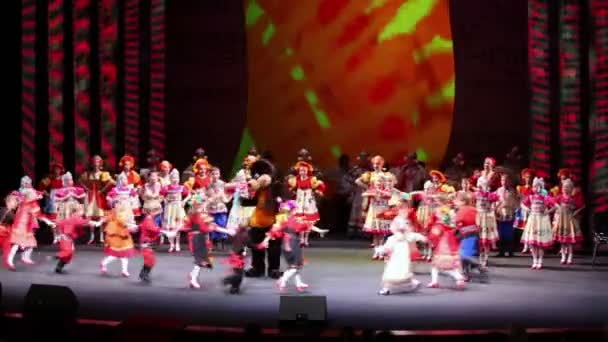 Bambini in abiti nativi sul concerto dei vincitori — Video Stock