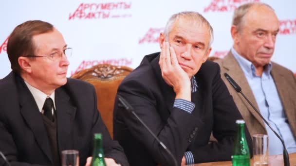Three actors Burlyayev, Garmash and Gaft sitting at table in press private residence — Stock Video