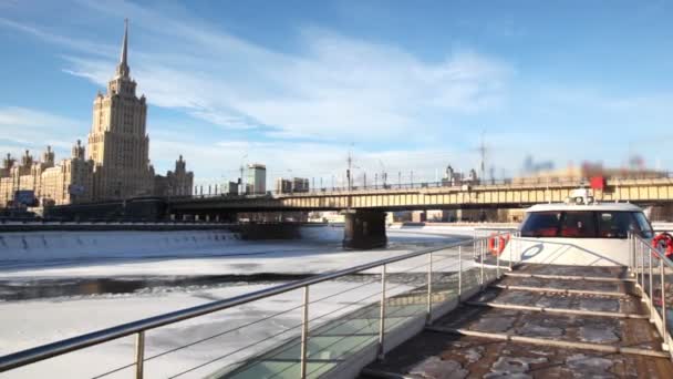 Ponte della nave che si allontana dal ponte — Video Stock