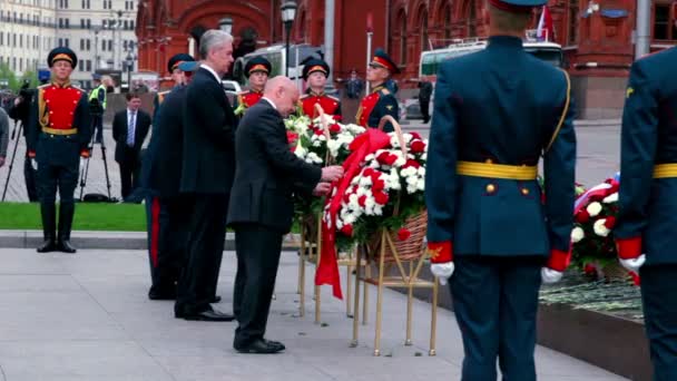 Moscow mayor Sergei Sobyanin correct ribbon on wreath on memorial grave of Unknown Soldier — Stock Video