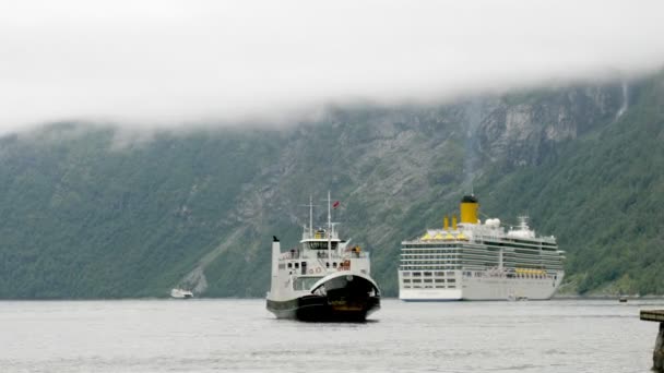 Färja fartyg anländer till port framför lyxkryssare, tidsinställd — Stockvideo