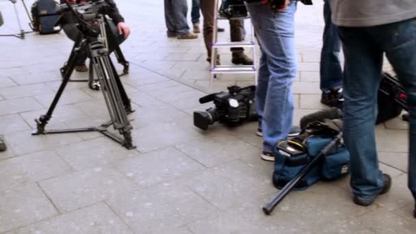 Equipo de televisión yacía en el suelo cerca de los operadores piernas — Vídeos de Stock