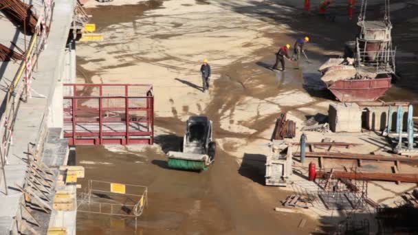 Varios trabajadores en acción en obra — Vídeo de stock