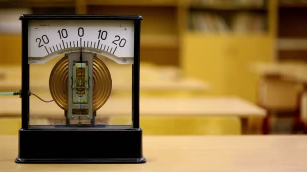 Pfeil bewegt sich auf altem Manometer für Schulversuche in Physik — Stockvideo