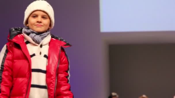 Meninos em roupas de inverno da coleção Snowimage — Vídeo de Stock