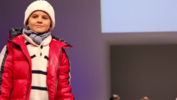 Kleine jongens in winterkleren uit snowimage collectie — Stockvideo