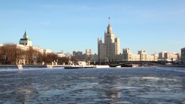 На Котельнической набережной расположены плавучие корабли, жилой комплекс эпохи Сталина — стоковое видео