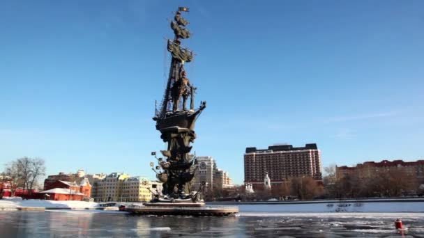 Monument voor peter groot op de rivier moskva — Stockvideo