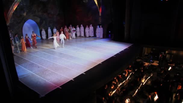 Actors of Moscow Classical Ballet Theater of N.Kasatkinoj and V.Vasilyova bow to audience in end of representation — Stock Video