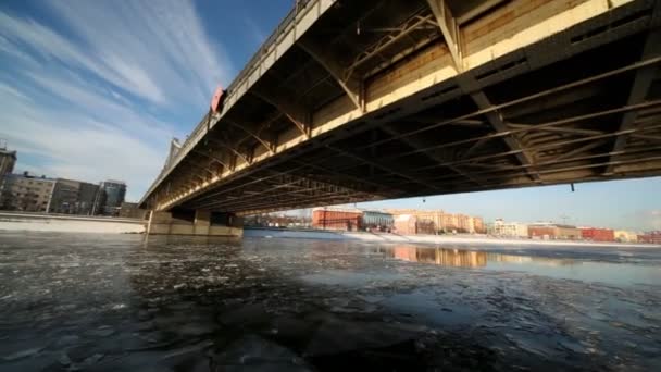 El barco navega bajo el puente de Crimea y se mueve hacia el otro lado — Vídeo de stock