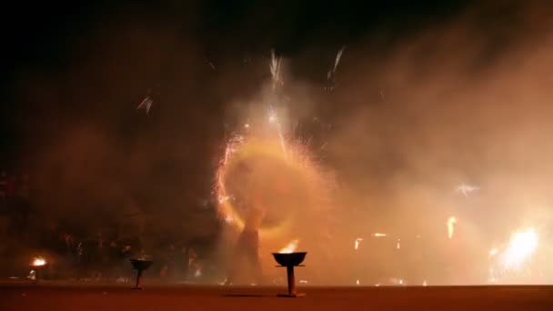 Homem gira fogos de artifício no desempenho show de fogo, outro veio e cuspiu fogo — Vídeo de Stock