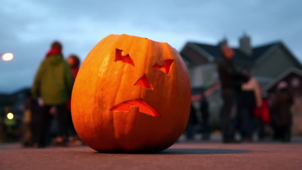 Eng hefboom-o-lantaarn. Halloween pompoen. Halloween vieren. achter pompoen menigte van mensen — Stockvideo