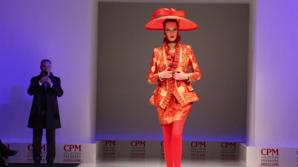Donna indossare abito rosso e cappello da Slava Zaytzev camminare sulla passerella — Video Stock