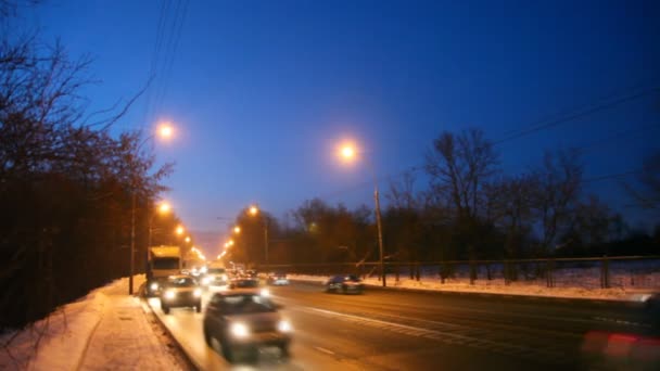Carros e caminhões se move na noite no inverno — Vídeo de Stock