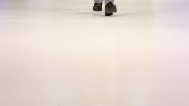 Man lopen in zwarte schoenen door podium oppervlak, alleen benen zichtbaar — Stockvideo