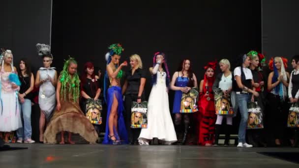 Several models in costumes stand on stage at dread and afro pigtail competition — Stock Video