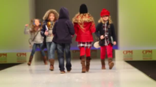Duas meninas vêm e chane livros em roupas de inverno da Coleção Mayoral — Vídeo de Stock