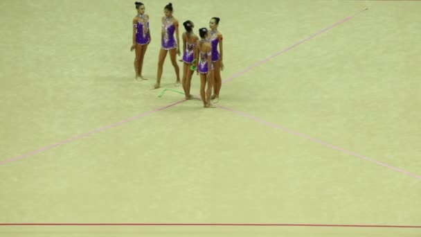Gimnastycy wstążkami z Chin rozpocząć ich wydajność — Wideo stockowe