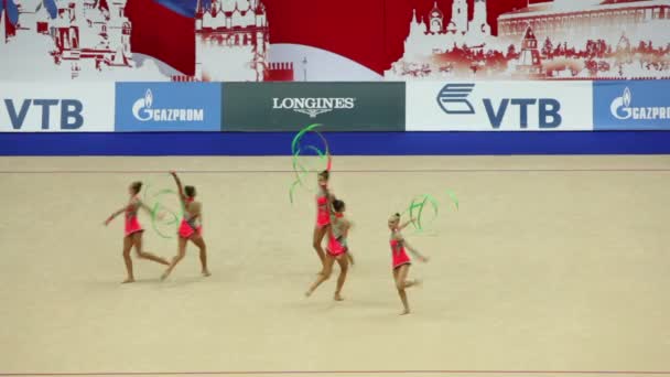 Gimnastas con cintas en campeonatos mundiales de gimnasia rítmica — Vídeo de stock