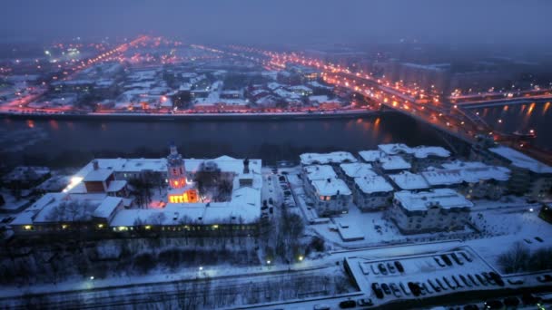 Kerk op quay, verkeer op derde vervoer ring op winter — Stockvideo